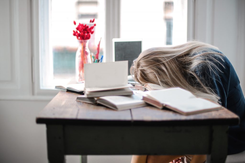 Mujer durmiendo en la mesa