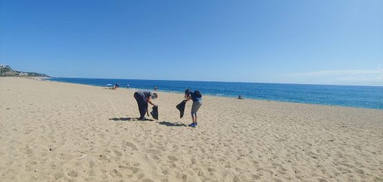 Recogida basura playas colchones