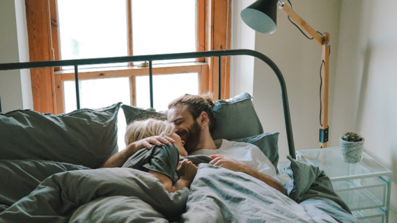 Pasamos entre seis y ocho horas acostados en la cama solamente al dormir